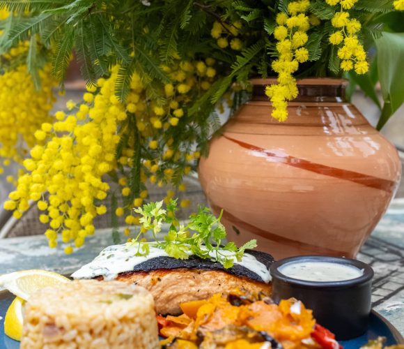 Le pavé de saumon, cuit à la plancha, servi avec son risotto, des petits légumes de saison et une crème citronnée.